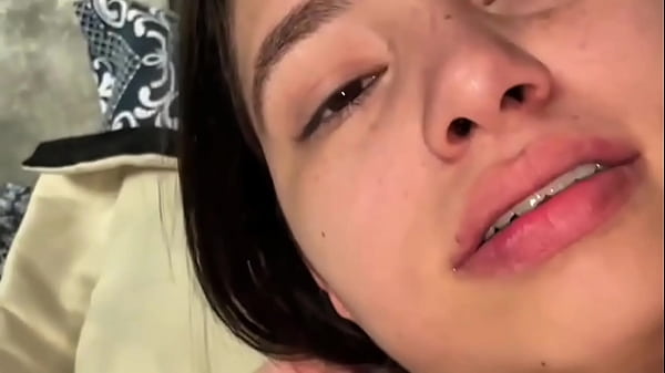 Acordando a prima para foder gostoso