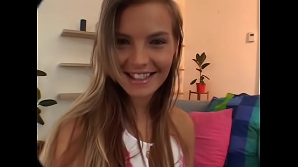 Loira de 18 anos dando o cuzinho gostoso