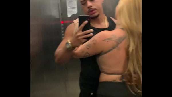 Loira gostosa trepando com o marido