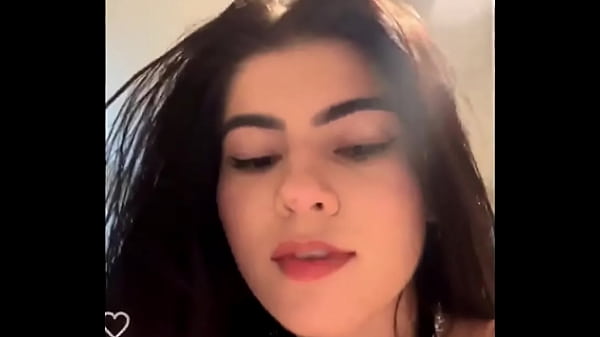 Novinha caiu na net em live colocando plug anal