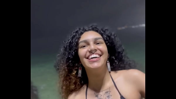 Novinha casada traindo com o amigo do marido na praia