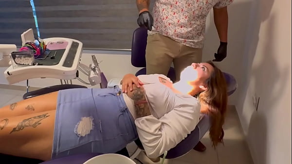 Novinha tarada seduzindo dentista no consultório