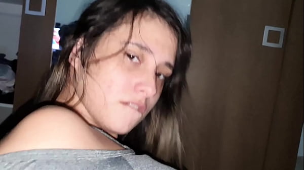 Socando a rola na putinha safada