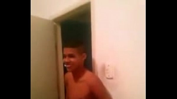 Tentando enfiar o cacetete na novinha safada